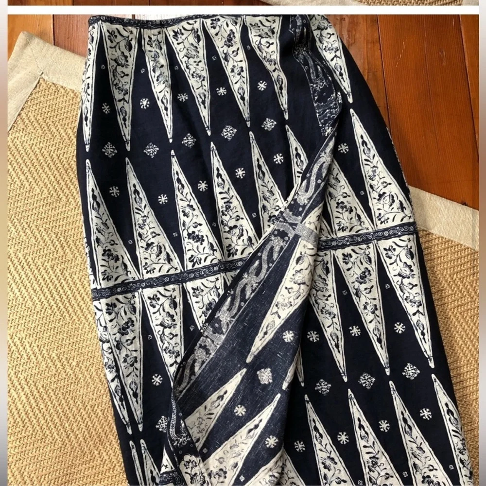 Lauren Ralph Lauren Elegant Pure Linen Blue and crème  Floral Tribal Artsy Skirt